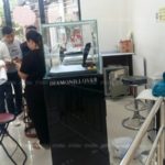 พิรุธปิดร้านหลายวัน! เจ้าของมาดูถึงกับช็อก ลูกจ้างสาวสุดแสบ ฉกเพชรกว่า 10 ล้าน