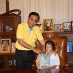 ทำเนียบคึกคัก “ลุงตู่” ปั่นจักรยานเปิดวันเด็ก เด็กๆ ต่อคิวชมห้องทำงาน-นั่งเก้าอี้นายกฯ