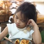 เอ็นดู น้องปีใหม่ ลูกแม่แอฟ นั่งสำรวมเรียบร้อย นอบน้อม รับพรจาก ครูบาบุญชุ่ม
