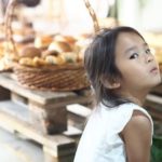 เอ็นดู น้องปีใหม่ ลูกแม่แอฟ นั่งสำรวมเรียบร้อย นอบน้อม รับพรจาก ครูบาบุญชุ่ม