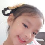 เอ็นดู น้องปีใหม่ ลูกแม่แอฟ นั่งสำรวมเรียบร้อย นอบน้อม รับพรจาก ครูบาบุญชุ่ม