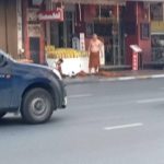 ระทึก กลางเยาวราช พระคลั่ง คว้ามีดฟันคอ หนุ่มอาการสาหัส ฝรั่งใจเด็ดรุดช่วย