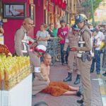 ระทึก กลางเยาวราช พระคลั่ง คว้ามีดฟันคอ หนุ่มอาการสาหัส ฝรั่งใจเด็ดรุดช่วย