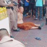 ระทึก กลางเยาวราช พระคลั่ง คว้ามีดฟันคอ หนุ่มอาการสาหัส ฝรั่งใจเด็ดรุดช่วย