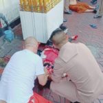 ระทึก กลางเยาวราช พระคลั่ง คว้ามีดฟันคอ หนุ่มอาการสาหัส ฝรั่งใจเด็ดรุดช่วย