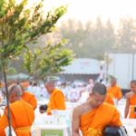 วิจารณ์สนั่น พระเดินตักอาหาร ฉันบุพเฟ่ต์ จัดเต็มซูชิ รังนก อาหารทะเล ผิดวินัยสงฆ์?