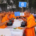 วิจารณ์สนั่น พระเดินตักอาหาร ฉันบุพเฟ่ต์ จัดเต็มซูชิ รังนก อาหารทะเล ผิดวินัยสงฆ์?