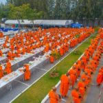 วิจารณ์สนั่น พระเดินตักอาหาร ฉันบุพเฟ่ต์ จัดเต็มซูชิ รังนก อาหารทะเล ผิดวินัยสงฆ์?