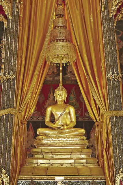 สักการะพระพุทธรูปวังหน้า ‘นพปฏิมารัตนมารวิชัย’