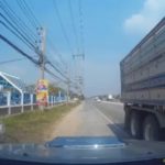 สิบล้อ นักเลง ย้อนศรมาอย่างไว ไม่พอใจโดนบีบแตรใส่ ถอยรถกลับมาหาเรื่อง (คลิป)