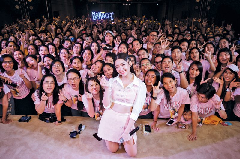‘เบลล่า’ซึ้ง!แฟนคลับให้รักล้นฮอลล์
