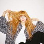 แฟนคลับแห่ชื่นชม ลิซ่า BLACKPINK ไม่ลืมตัว นั่งรถ บขส. หาตายายบุรีรัมย์!