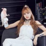 แฟนคลับแห่ชื่นชม ลิซ่า BLACKPINK ไม่ลืมตัว นั่งรถ บขส. หาตายายบุรีรัมย์!