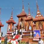 ประชาชนหลั่งไหลวางดอกไม้จันทน์หุ่นขี้ผึ้ง ‘หลวงพ่อคูณ’ แน่นวัดบ้านไร่ (ภาพชุด)
