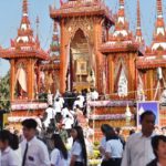 ประชาชนหลั่งไหลวางดอกไม้จันทน์หุ่นขี้ผึ้ง ‘หลวงพ่อคูณ’ แน่นวัดบ้านไร่ (ภาพชุด)