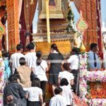 ประชาชนหลั่งไหลวางดอกไม้จันทน์หุ่นขี้ผึ้ง ‘หลวงพ่อคูณ’ แน่นวัดบ้านไร่ (ภาพชุด)