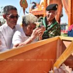 ประชาชนหลั่งไหลวางดอกไม้จันทน์หุ่นขี้ผึ้ง ‘หลวงพ่อคูณ’ แน่นวัดบ้านไร่ (ภาพชุด)