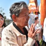 ประชาชนหลั่งไหลวางดอกไม้จันทน์หุ่นขี้ผึ้ง ‘หลวงพ่อคูณ’ แน่นวัดบ้านไร่ (ภาพชุด)