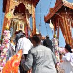 ประชาชนหลั่งไหลวางดอกไม้จันทน์หุ่นขี้ผึ้ง ‘หลวงพ่อคูณ’ แน่นวัดบ้านไร่ (ภาพชุด)