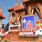ประชาชนหลั่งไหลวางดอกไม้จันทน์หุ่นขี้ผึ้ง ‘หลวงพ่อคูณ’ แน่นวัดบ้านไร่ (ภาพชุด)