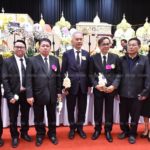 นับหมื่นหลั่งไหล ร่วมฟังสวด-วางดอกไม้จันทน์ ‘หลวงพ่อคูณ’ ล้นหอประชุมมข.