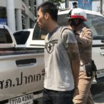 6 ล้อ ซิ่งฝ่าด่านควันดำ ชนดะ 8คันรวด ลากจยย.ตราโล่ จนไฟลุก ตร.ยิงสกัด คนขับรีบหนี