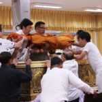 เผยภาพบรรจุ สรีรสังขาร หลวงพ่อคูณ ลงโลงไม้จันหอมลงรักปิดทอง