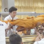 เผยภาพบรรจุ สรีรสังขาร หลวงพ่อคูณ ลงโลงไม้จันหอมลงรักปิดทอง