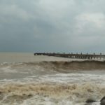 ทะเลนครฯ คลื่นซัดแรงกว่าทุกวัน ฝนลงต่อเนื่อง ชาวบ้านเริ่มอพยพหนี 'ปาบึก'!