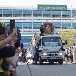 คนแน่นรอกราบขบวน เคลื่อนสรีรสังขาร หลวงพ่อคูณ โปรยดอกคูณบุญ 3 หมื่นเหรียญ