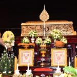 คนแน่นรอกราบขบวน เคลื่อนสรีรสังขาร หลวงพ่อคูณ โปรยดอกคูณบุญ 3 หมื่นเหรียญ