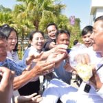 คนแน่นรอกราบขบวน เคลื่อนสรีรสังขาร หลวงพ่อคูณ โปรยดอกคูณบุญ 3 หมื่นเหรียญ