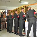 คนแน่นรอกราบขบวน เคลื่อนสรีรสังขาร หลวงพ่อคูณ โปรยดอกคูณบุญ 3 หมื่นเหรียญ