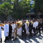 คนแน่นรอกราบขบวน เคลื่อนสรีรสังขาร หลวงพ่อคูณ โปรยดอกคูณบุญ 3 หมื่นเหรียญ