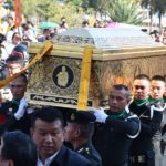 คนแน่นรอกราบขบวน เคลื่อนสรีรสังขาร หลวงพ่อคูณ โปรยดอกคูณบุญ 3 หมื่นเหรียญ