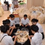 คนแน่นรอกราบขบวน เคลื่อนสรีรสังขาร หลวงพ่อคูณ โปรยดอกคูณบุญ 3 หมื่นเหรียญ