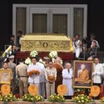 คนแน่นรอกราบขบวน เคลื่อนสรีรสังขาร หลวงพ่อคูณ โปรยดอกคูณบุญ 3 หมื่นเหรียญ