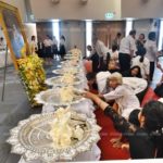 แรงศรัทธาไม่เสื่อมคลาย! ลูกศิษย์ทั่วโลก ร่วมสวดพระพุทธมนต์ ‘หลวงพ่อคูณ’