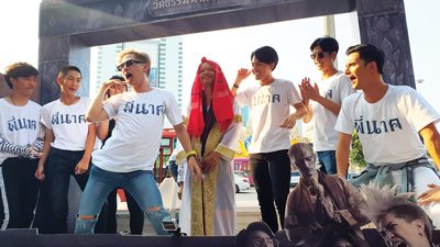 ‘ไฟว์สตาร์ฯ’แถลงข่าวเปิดตัวหนัง‘พี่นาค’ จัดขบวนแห่นาครอบอนุสาวรีย์ฯสุดคึกคัก : สดบันเทิง
