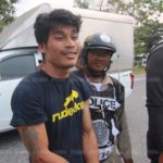 เมียตกใจสุดขีด ผัว สติแตก ไม่มีใบขับขี่ กลัวโดนจับ ซิ่งรถหนี แหกด่าน! ตร.ตามไล่ยิง 