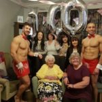 หนุ่มล่ำแพ็กคู่เสิร์ฟความสุข "ยายเทียด" ฉลองปาร์ตี้วันเกิดอายุ 100 ปี