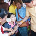 เปิด(คลิป)นศ.สาวเฉียดตาย! ช้างคลั่งใช้งาแทงยกชนอัดต้นไม้ สติยังดีกอดงวงแน่น