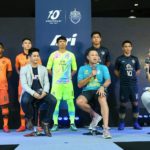 ภาษาฟุตบอล! เนวิน แซว ‘อาริ’ อย่าทำเสื้อ ‘แข้งเทพ’ เยอะ หวั่นตกรอบเร็ว