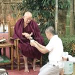 ชาวบ้านฮือฮาเลขมงคล! จุดประทัดหมื่นลูกส่ง ครูบาน้อย เข้าปฏิบัติธรรม 3วัน3คืน