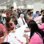 วาเลนไทน์เขตบางรักคึกคัก! คู่รักตำรวจ-ครูสุดหวาน คว้าทะเบียนสมรสทองคำ