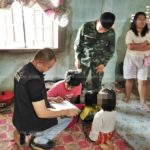 สุดหดหู่! 2ลูกสาววัย 3 ขวบ นั่งกอด-เฝ้าพ่อถูกจับยาบ้าคาบ้าน พบทำมานานแล้ว