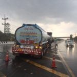 ชนสยอง! กระบะฝ่าฝนพุ่งข้ามเลน ประสานงารถบรรทุกน้ำมัน ดับคาที่ 5 ศพ