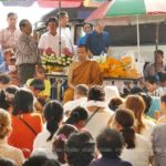 แห่กราบ "เกจิใบ้หวยชื่อดัง" ถึงพุทธมณฑลอีสาน! ลูกศิษย์เผยให้โชคใหญ่มาแล้ว