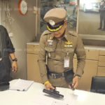 สิบล้อ ปืนโหด! เผยนาทีฟิวส์ขาด ยิงเก๋งกระจกทะลุ ตร.คุมทำแผน จ่อโดนข้อหาเพิ่ม