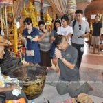 ใกล้หวยออกแล้ว! แห่ส่องเลขเด็ดอ่างน้ำมนต์ ตาทองงิ้วราย นำทอง-ไข่ไก่แก้บนอื้อ